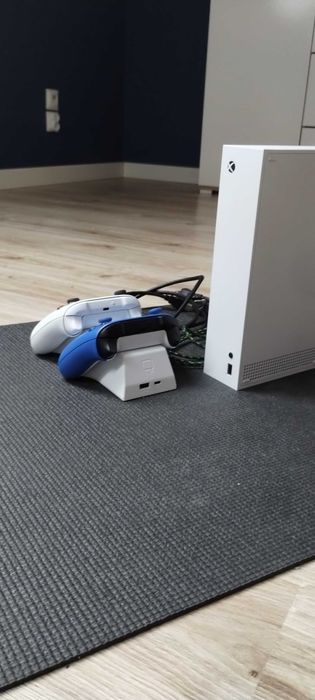 X-box series s z dwoma padami i stacja ładującą