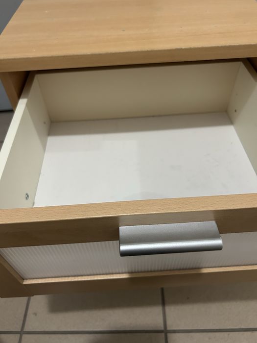 Mesinha de cabeceira folheado em madeira