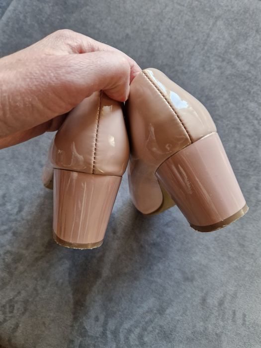 Buty beżowe na słupku 36