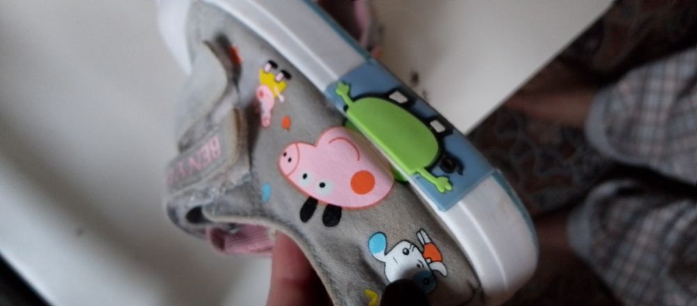 Продам черевички з принтом свинки Пеппи 25 розміру