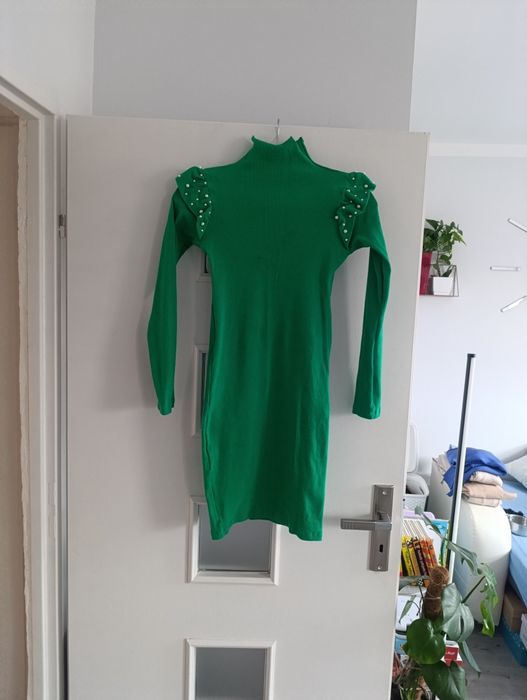 Zielona sukienka dopasowana mini 36
