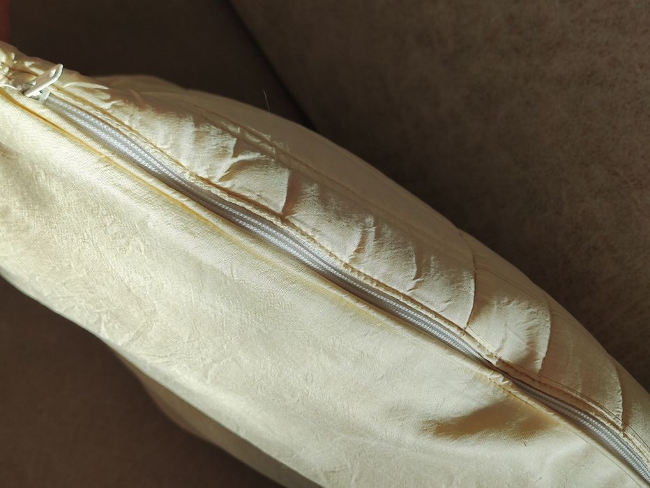 Диванна подушка пухова