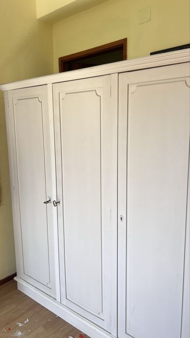 Roupeiro vintage e estante, ambos em madeira maciça