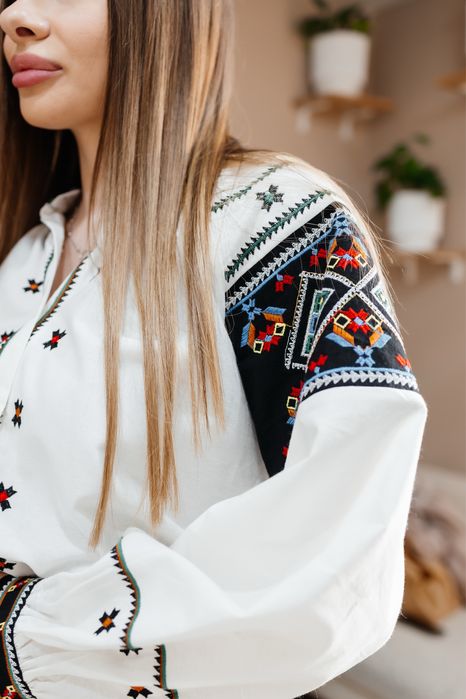Жіноча вишита сорочка