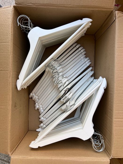 Białe drewniane wieszaki Ikea