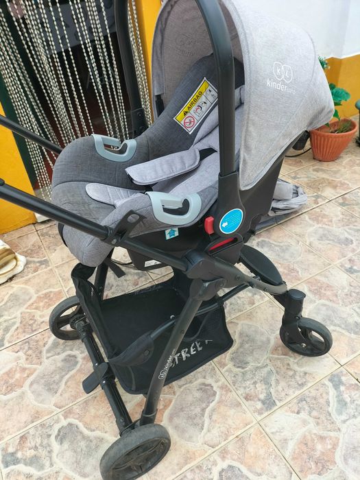 Carrinho praticamente novo, o ovinho está novo só foi usado durante uns meses. (Vendo por 130€ Valor Negociável).  Ofereço o tapate de actividades .