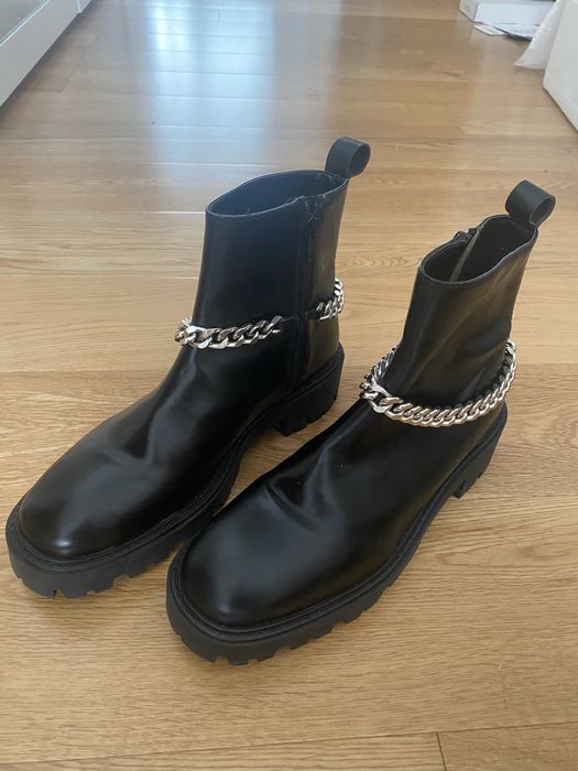 Botas Pretas com uma Corrente Prateada