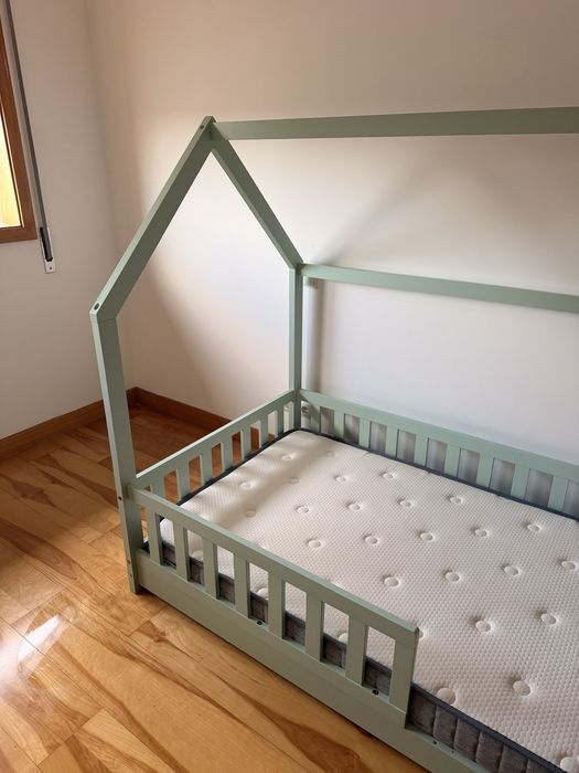 Cama de crianca raramente usada
