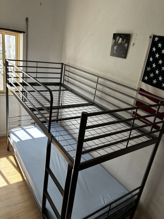 Cama beliche em metal com somente 1 colchão