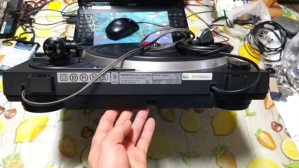 Gira-discos Sony e Grundig