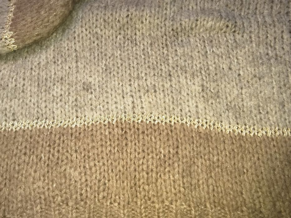Sweter kolorowy z złotą nitką