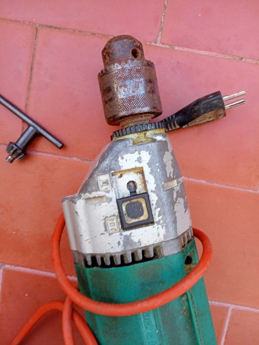 Berbequim elétrico 	Black and Decker 220v	- a funcionar muito bem