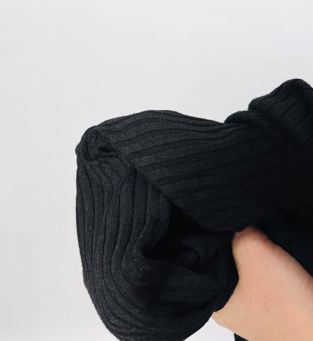 Czarna sukienka prążkowana midi M 38