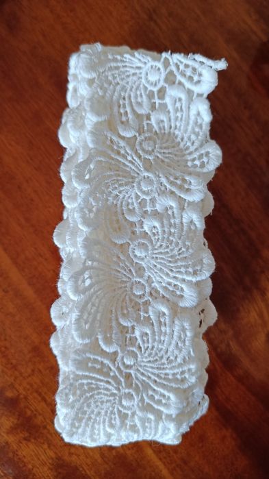 Koronki biała gipiura