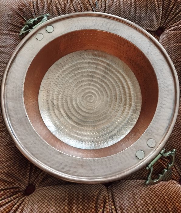 Braseira antiga de cobre como Nova