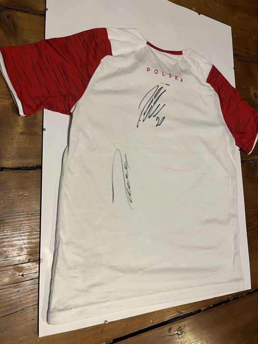 Koszulka w antyramie z autografami Piotra Zielińskiego i Łukasza Piszczka