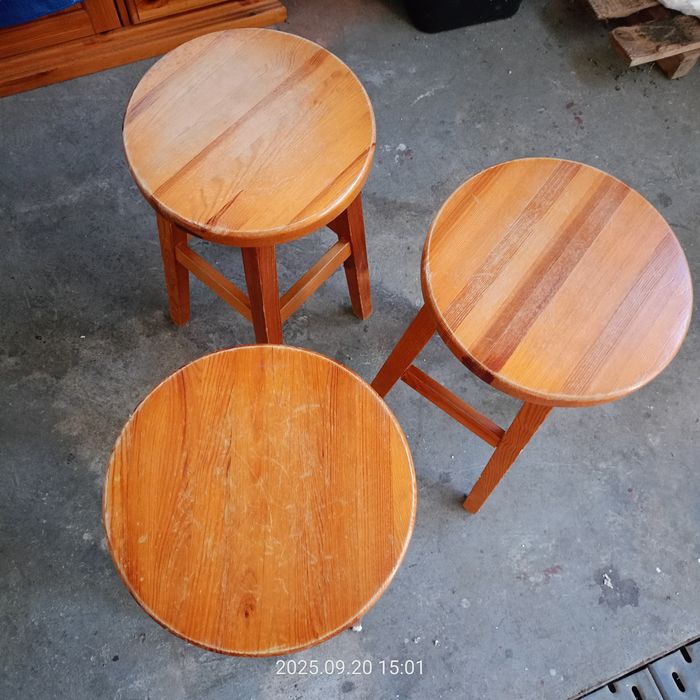 Trzy drewniane hokery