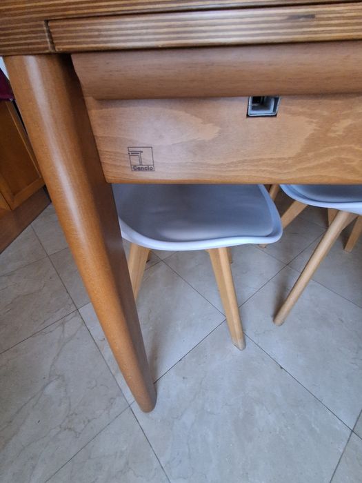 Mesa e 4 cadeiras em excelente estado