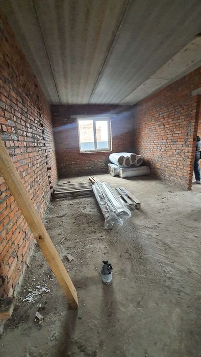 Будинок в сучасному та новому містечку з хорошим плануванням