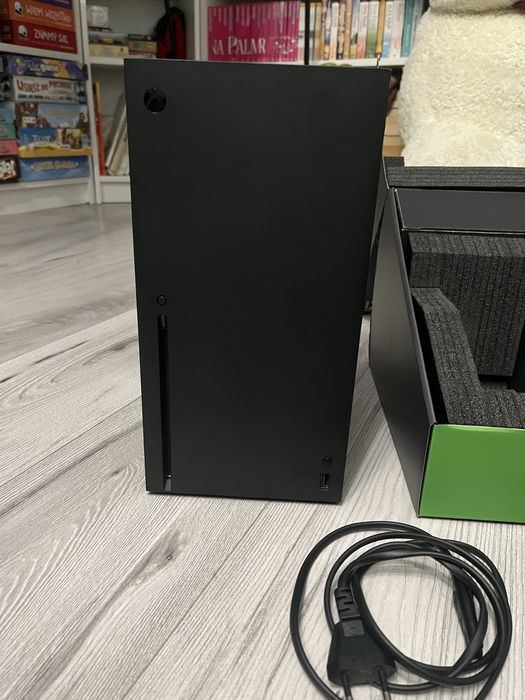 Konsola Xbox Series X 1TB z napędem i Padem.