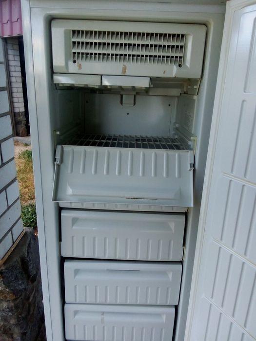 Продам морозильну камеру Indesit