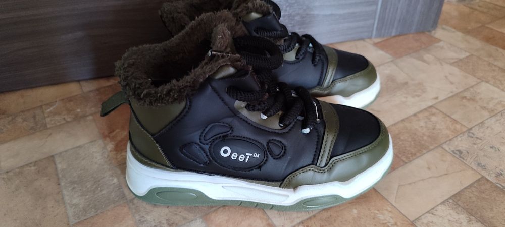 Продам теплі кросівки для хлопчика