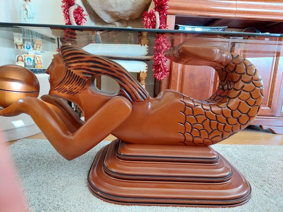 Mesa de centro de vidro com sereia de madeira