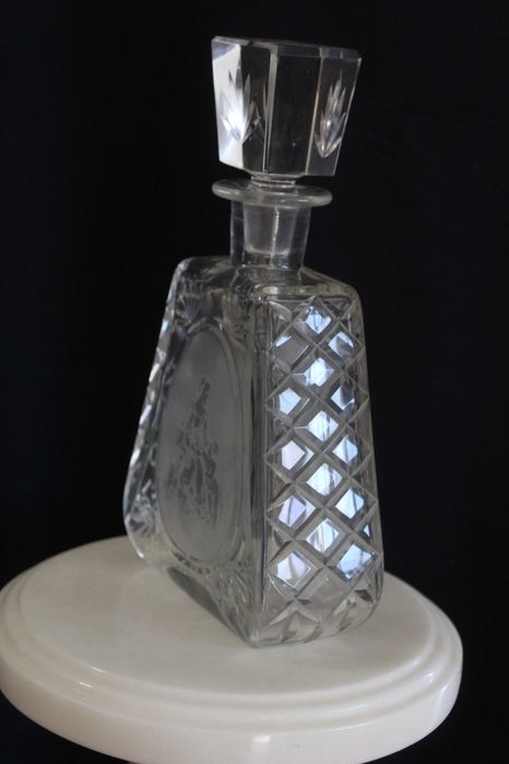 Garrafa de cristal vintage, anos 60, lapidada, gravada à mão.