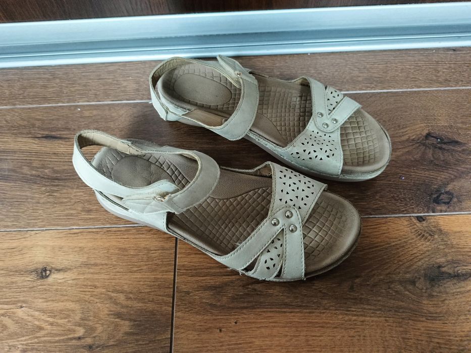 Lekkie wygodne wyprofilowane sandały damskie rozmiar 39 kremowo beżowe