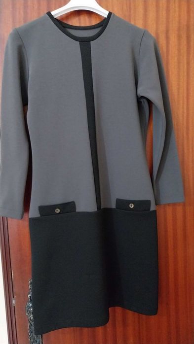 vestido cinza e preto