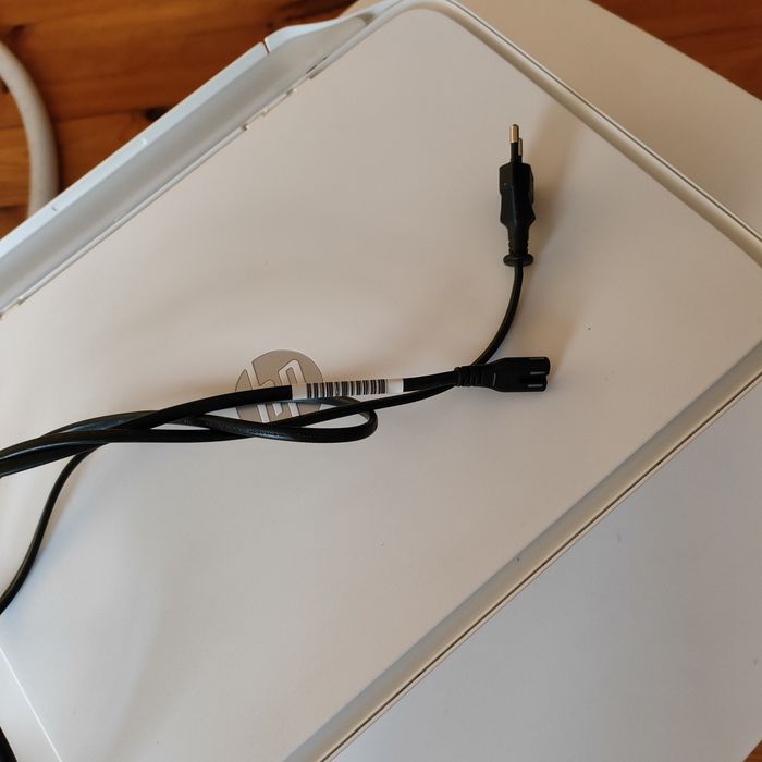 biała drukarka HP DeskJet 2620