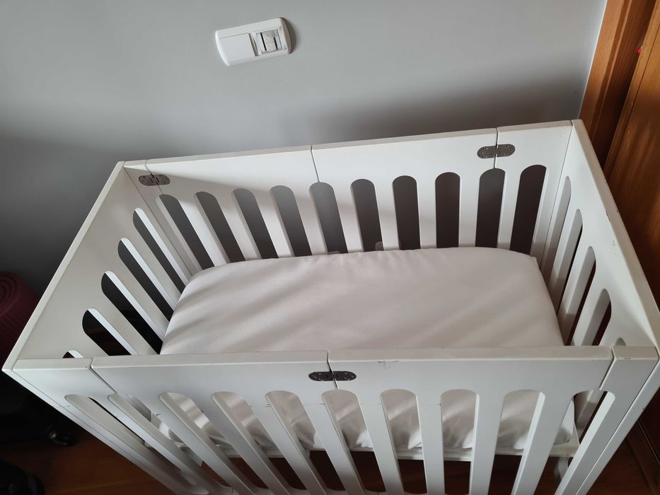 Cama de bebé em madeira com rodinhas