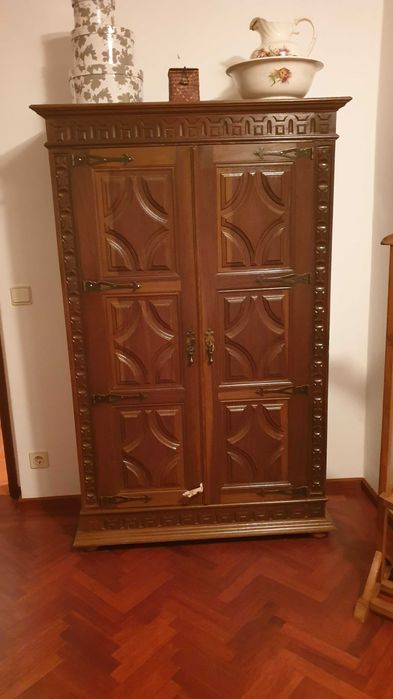 Roupeiro em madeira e com estilo rústico/medieval