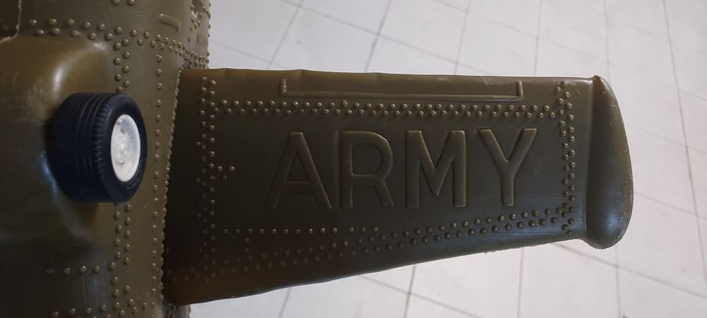 Avião militar plástico