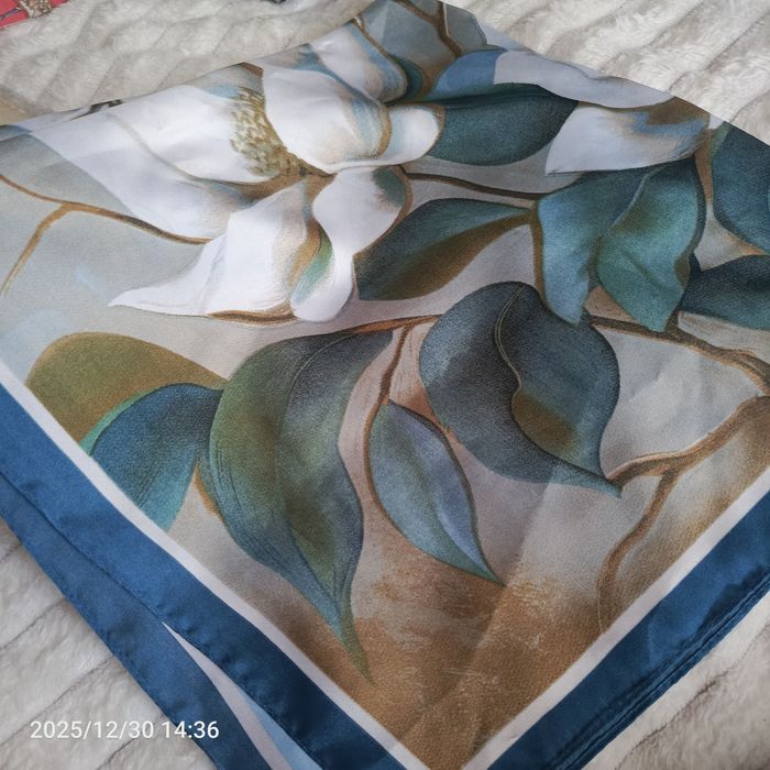 Nowa apaszka jak jedwab lilie 70 x 70