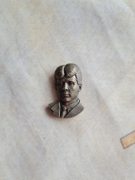 Бронзовые значки Дали, Довлатов, Есенин, Бродский