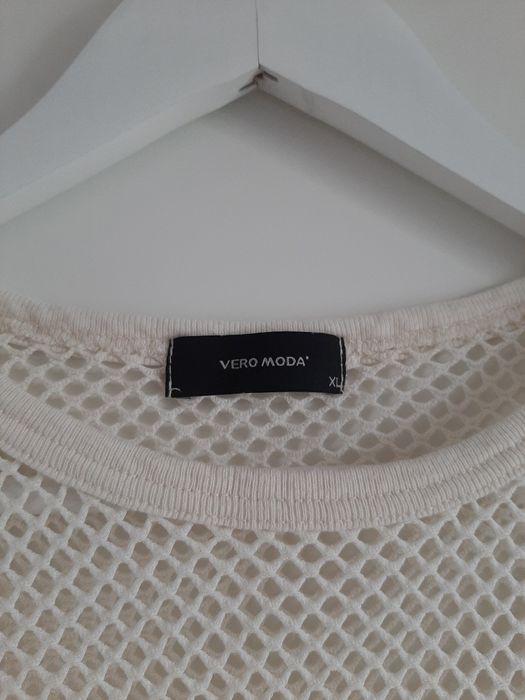 Jasna kremowa bluzka ażurkowa z długim rękawem Vero Moda