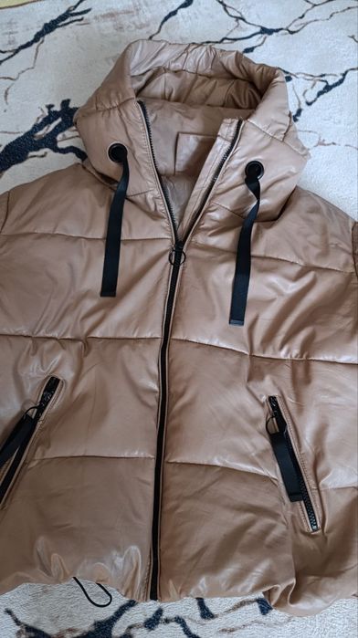 Стильна тепла куртка oversize бежевого кольору демісезон / тепла зима