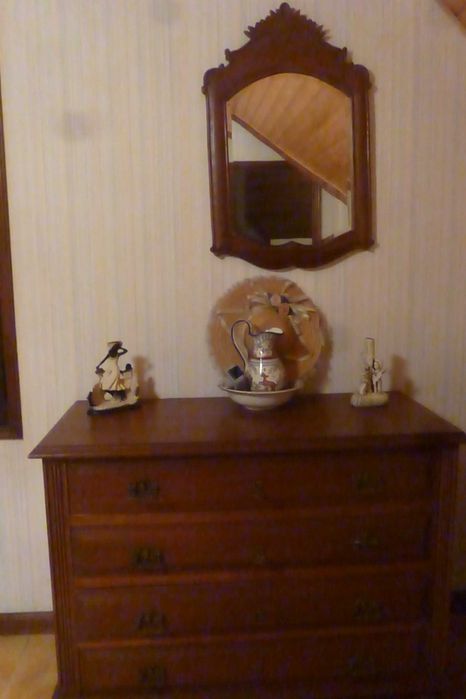 Cama com comoda espelho e cadeiras