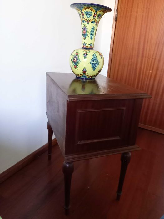 Mesa de cabeceira / cómoda antiga em madeira maciça