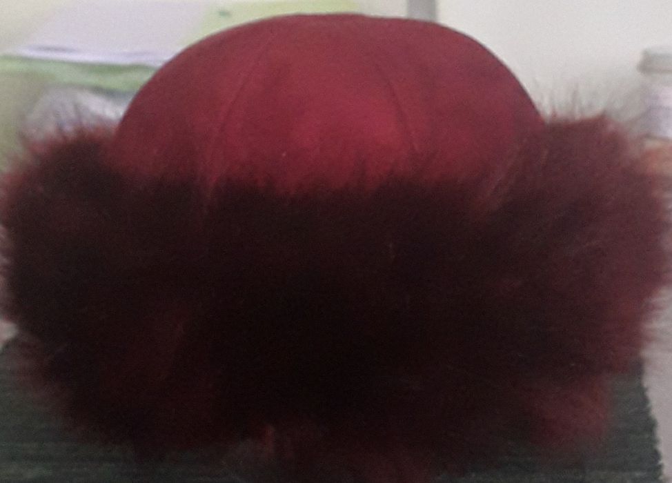 Świetna bordowa czapka obszyta futerkiem