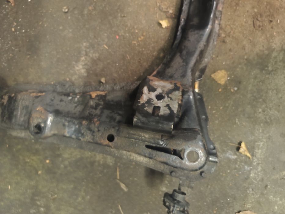 Opel Omega B belka przedniego zawieszenia sanki