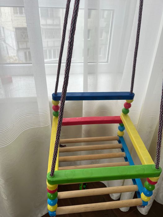 Гойдалка( нова) дитяча, деревʼяна, підвісна.