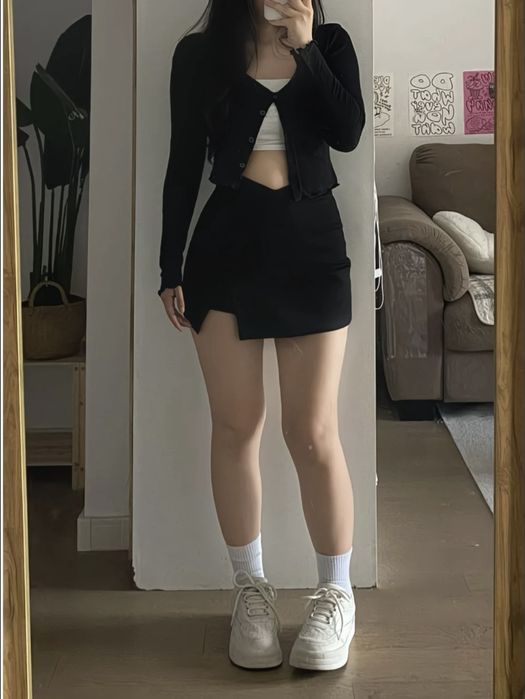 Чорна обтягуюча спідниця