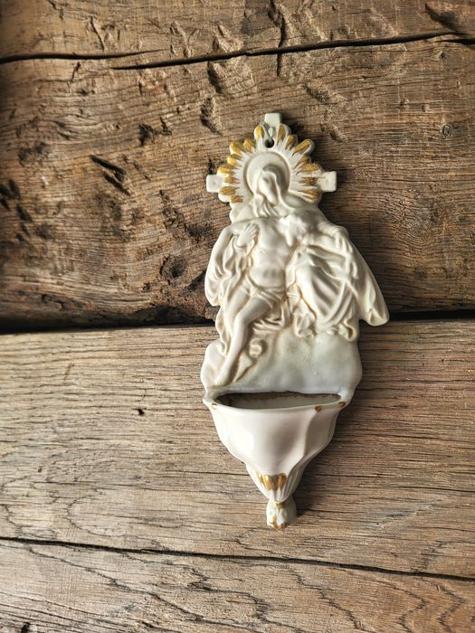 Piękna porcelanowa kropielnica Pieta Maryja Pan Jezus
