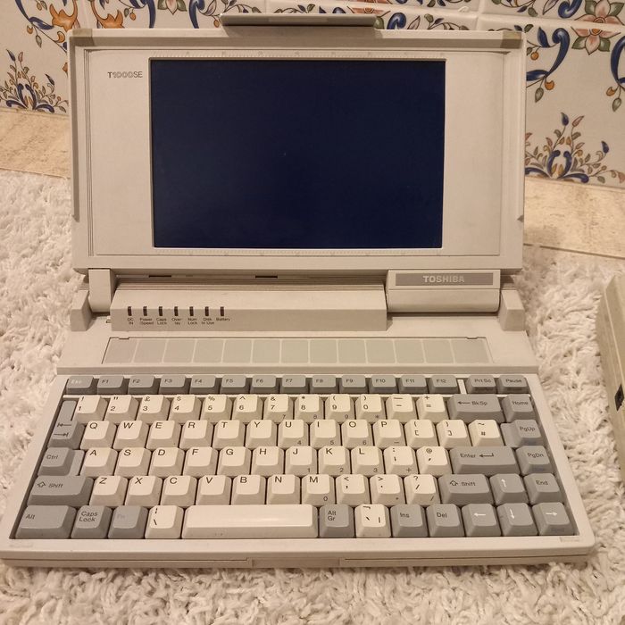 Toshiba  T1000SE vintage laptop