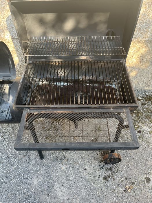 Grill węglowy z wędzarnią