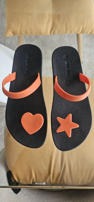 Chinelos / Sandálias Moo Chuu (Tamanho 36) – Preto/laranja com Estrela e Coração