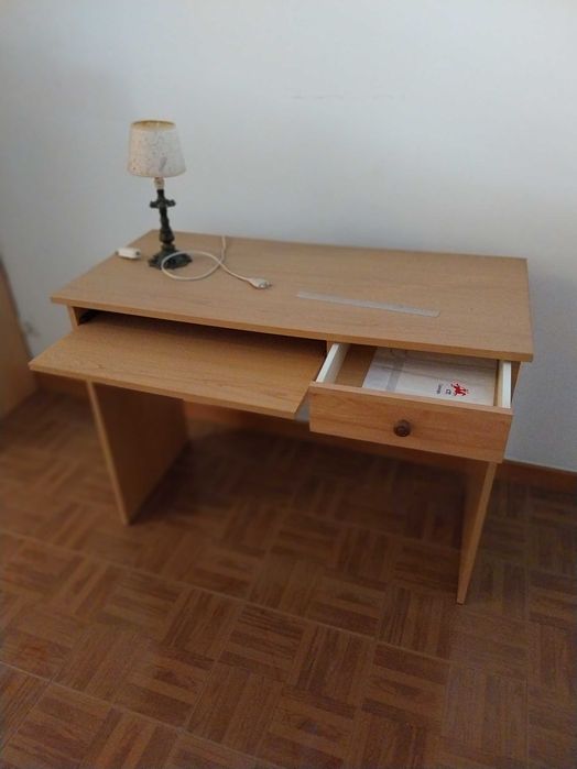 Vendo Roupeiro e secretária de quarto