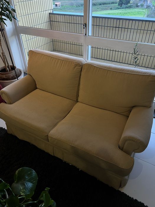 Sofá de três lugares
